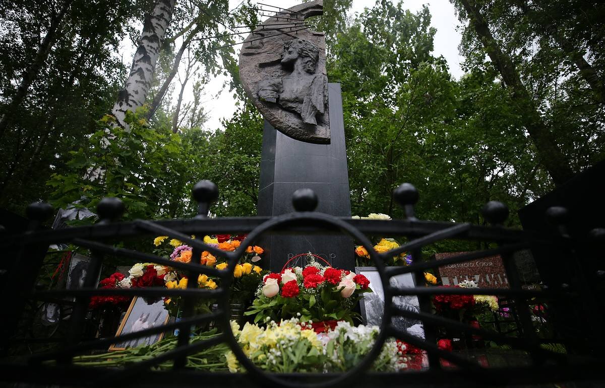 Могила виктора цоя на богословском кладбище в санкт-петербурге. Могила цоя как добраться. Богословское кладбище санкт-петербург карта захоронений. Могила цоя вандалы. Могила цоя как добраться.