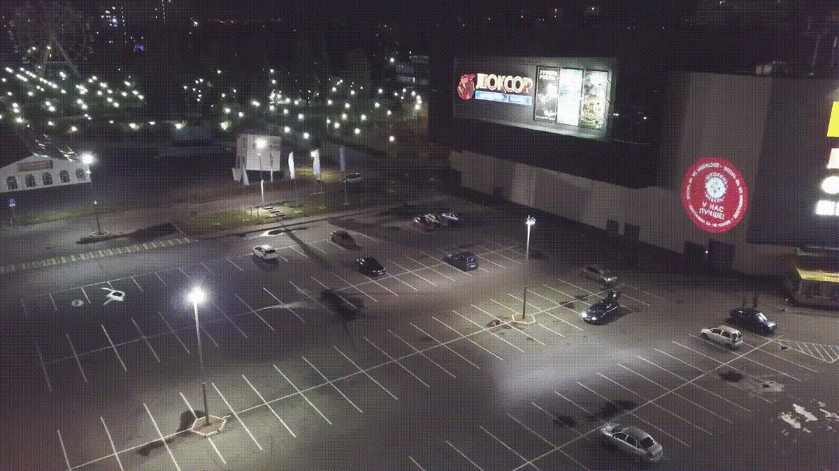 проекционная реклама на фасаде ТРЦ в Воронеже