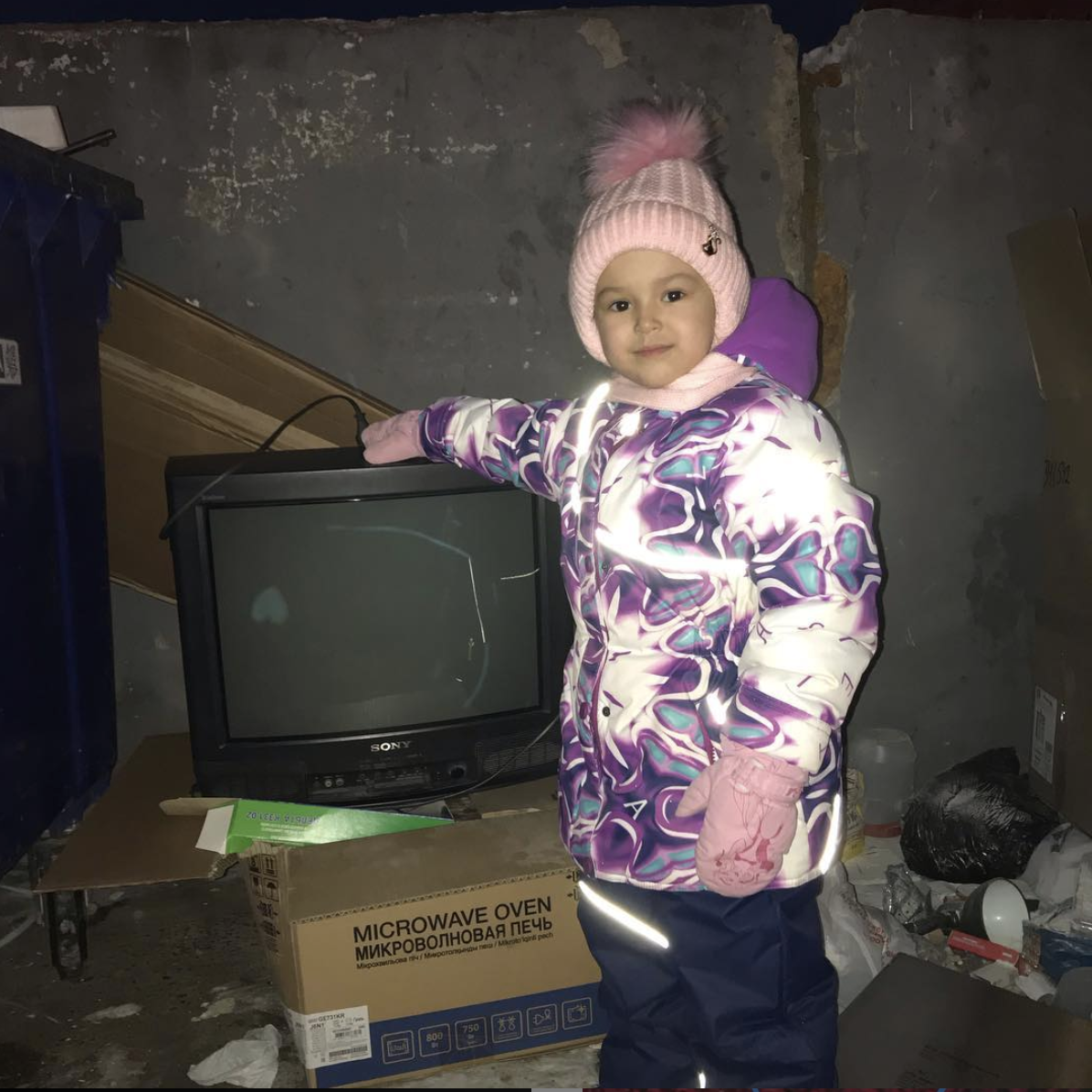 Дети такие прикольные, им всё равно где фоткаться, всегда готовы позировать! ))