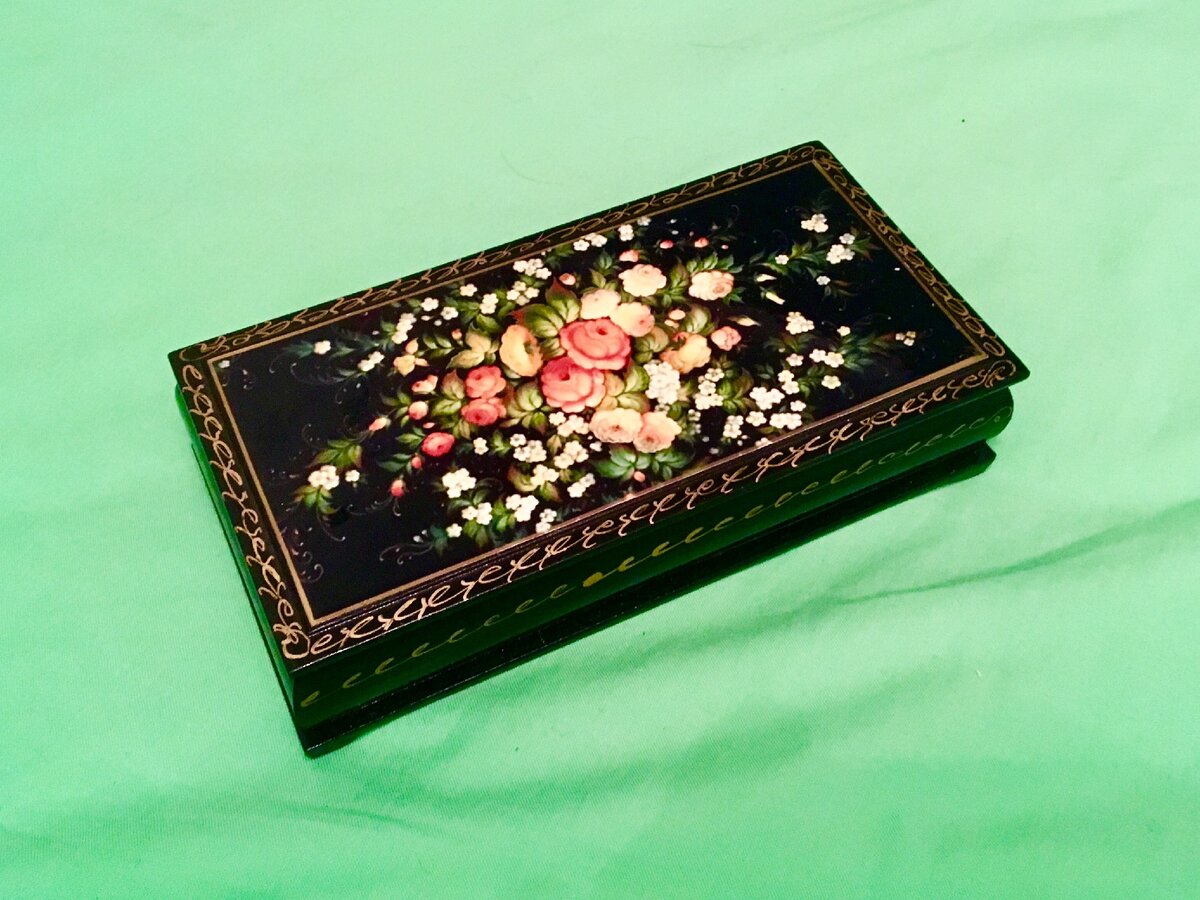 Иногда даже деньги упаковывают красиво. Такую шкатулочку нам подарили на свадьбу, до сих пор пользуюсь