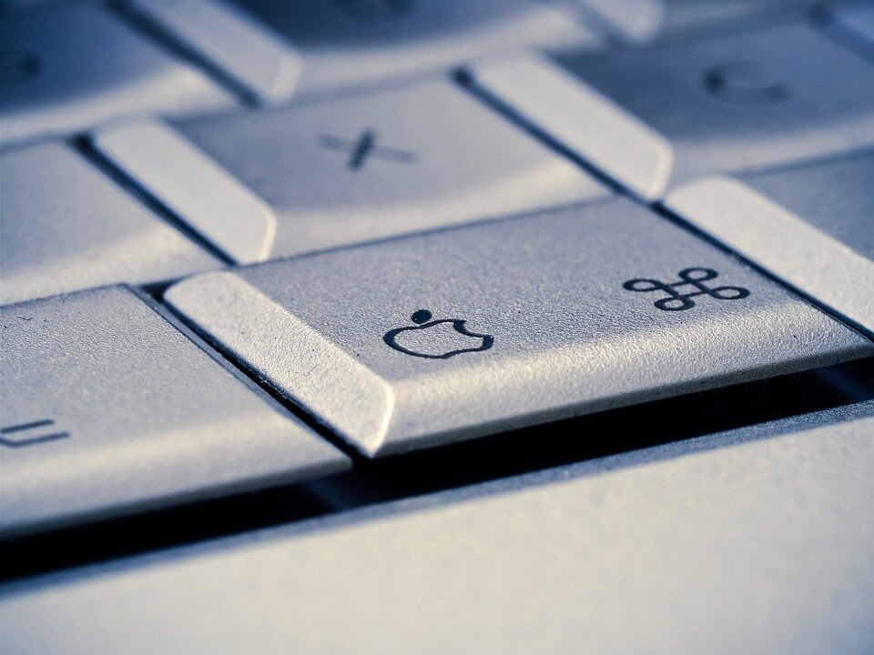 https://cdn.pixabay.com/photo/2016/05/17/21/00/computer-1399120_960_720.jpg