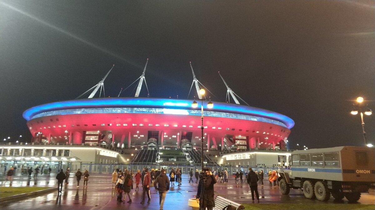 Стадион Зенит-арена светится триколором