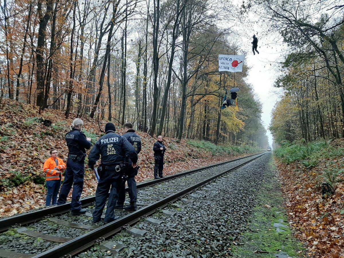 Активисты перекрыли жд дорогу