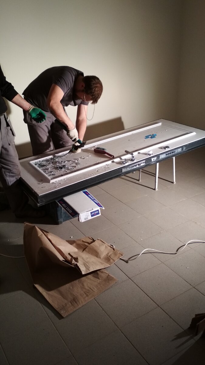 Отскабливаем зеркало от панели