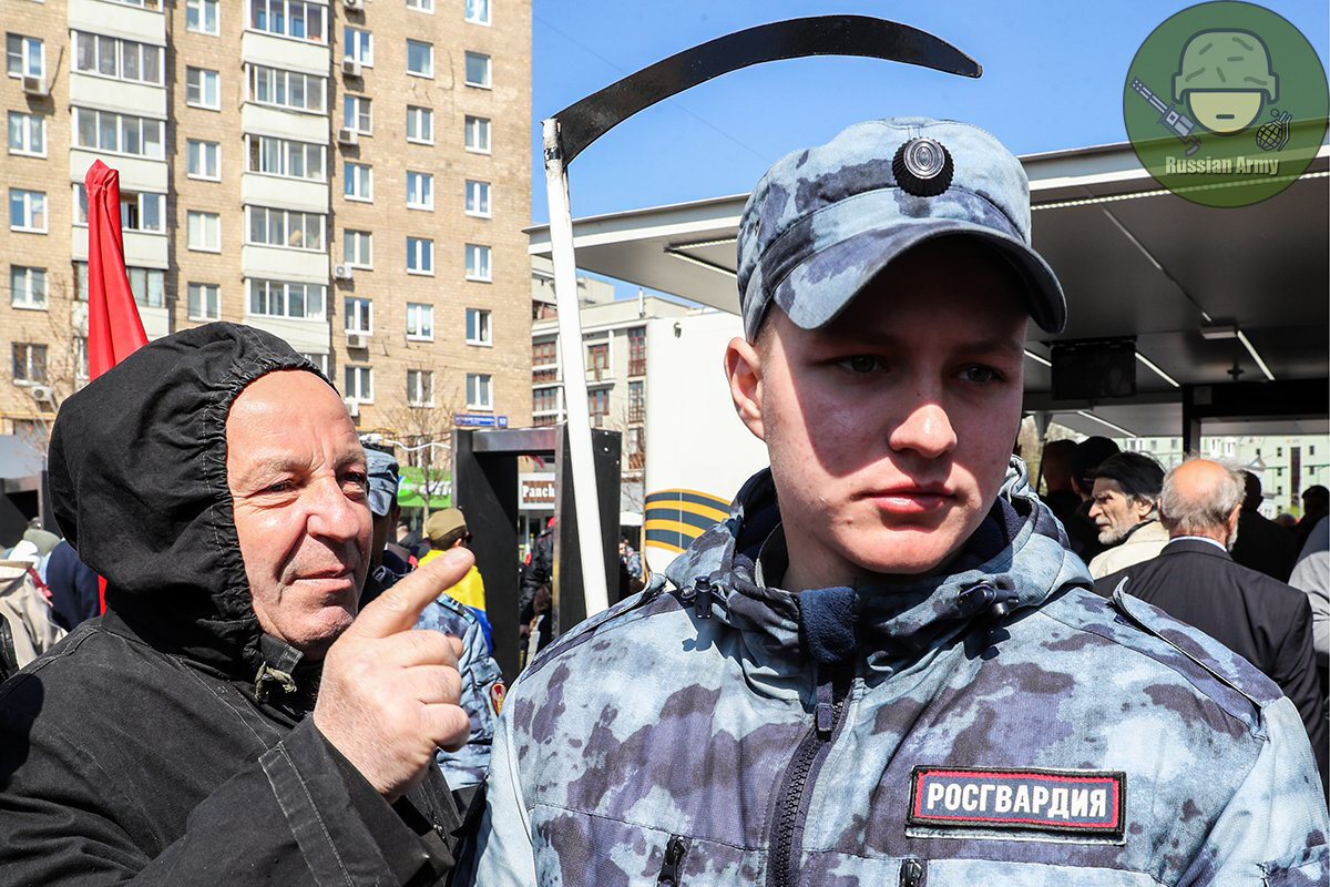 Скоро у этого молодого человека в форме появится новая обязанность)