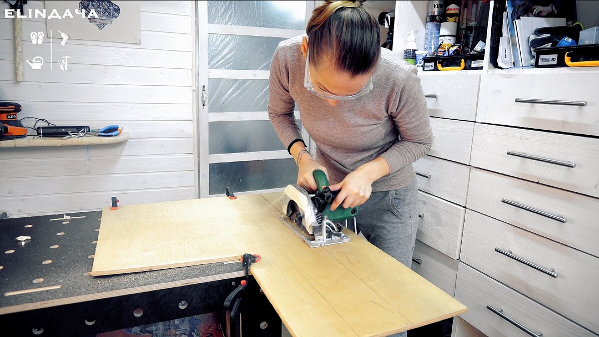 Дисковой пилой нарезаю заготовки из 8 мм фанеры.