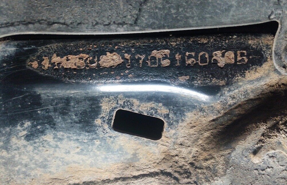 Почти полностью поврежденный  коррозией VIN