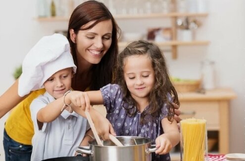 Прежде чем, засучив рукава, бросаться на бой с детским аппетитом, а точнее его отсутствием, убедитесь что ваш ребенок действительно малоежка. Ведь зачастую, старшему поколению свойственно преувеличение этой проблемы.