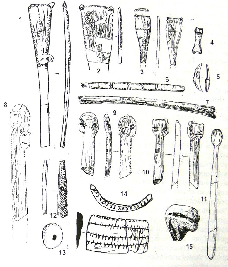 Искусство Авдеевской стоянки. 1-3 — треугольные подвески-фибулы; 4 — орнаментированный метаподий; 5 — клык песца из ожерелья; 6, 7 — игольники или флейты-манки; 8-11 — лопаточка с навершием; 12 — фрагмент головного убора, 13 — подвеска-«калачик»; 14 — браслет, 15— фигурка из мергеля.