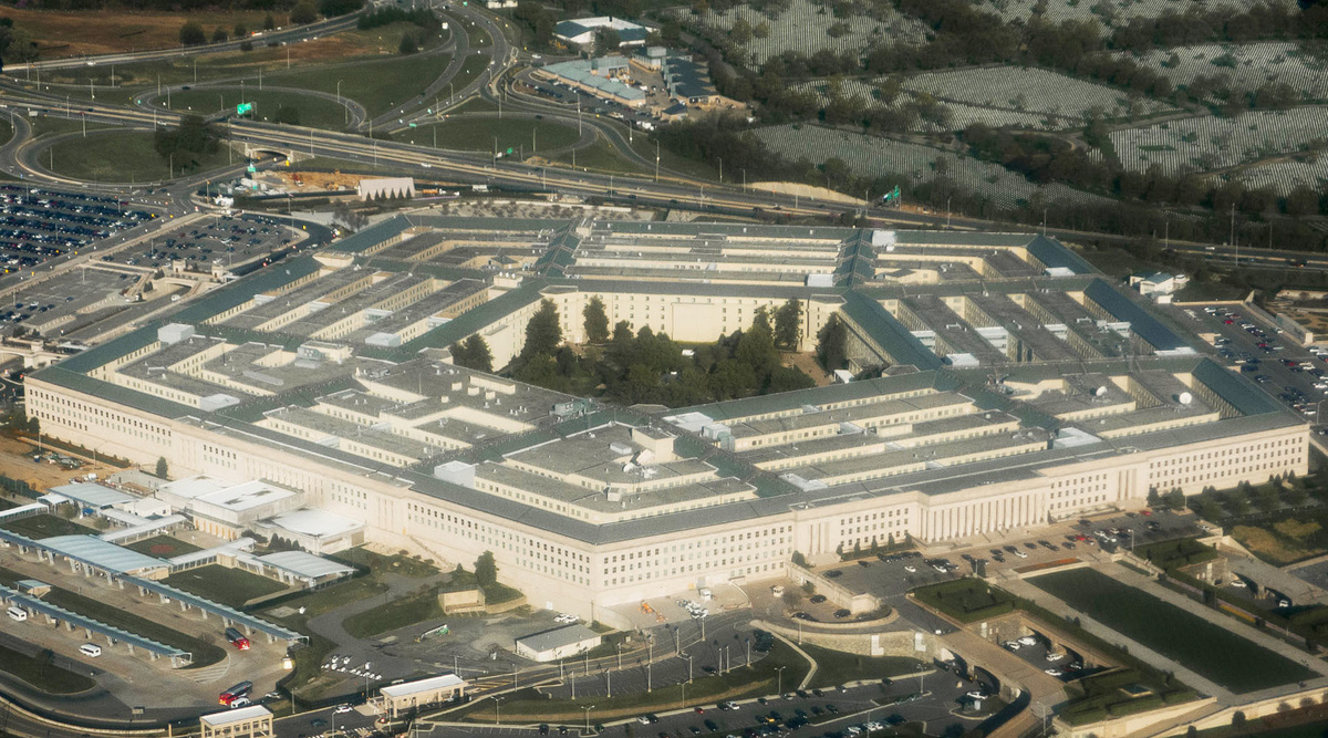 Сообщения о том, что армия Соединённых Штатов вскоре получит на вооружение ракету Joint Air-to-Ground Missile, появились ещё в июне 2018 года. Тогда американские СМИ информировали, что началось мелкосерийное производство этого вооружения.

Отмечалось, что ракета разрабатывалась на основе своей предшественницы Hellfire, но при этом оснащена обновлённой комбинированной системой самонаведения, которая, по словам создателей, позволяет JAGM эффективно поражать стационарные и движущиеся наземные и морские объекты вне зависимости от погоды и в условиях ограниченной видимости.

Сообщалось также, что перед запуском в производство армия США проводила испытания JAGM на протяжении двух лет. В частности, в 2016 году ракету впервые запустили с беспилотника Gray Eagle. Кроме того, этот вид вооружения тестировали на вертолётах и самолётах.