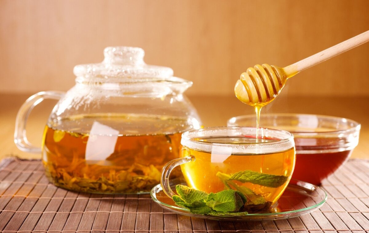 Почему нельзя мед в чай. Чай с медом. Горячий чай с медом. Мед с чаем. Чаепитие с медом.