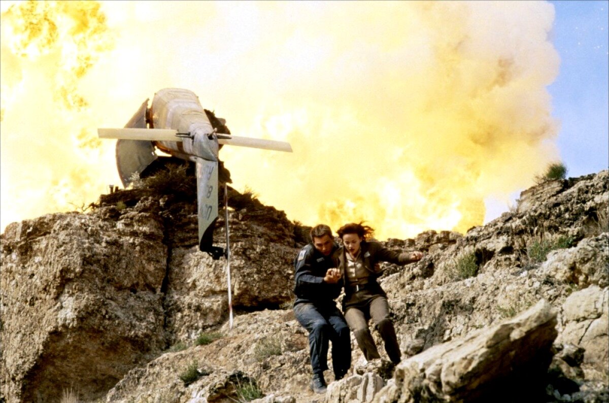 Если сосчитать, сколько авиатехники раздербанил здесь Джон Ву, по сравнению с ним Ридли Скотт со своим "Чёрным ястребом" выглядит салагой. 