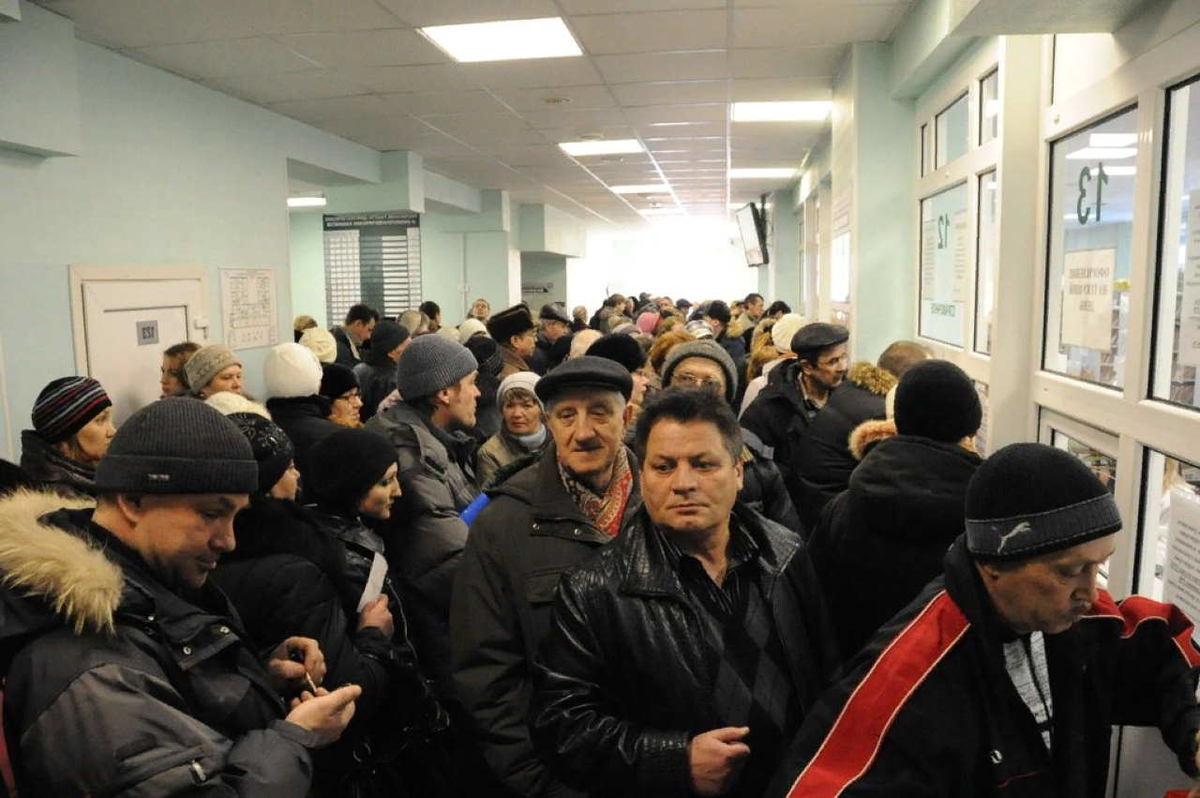 Очередь в кабинет врача. Очередь к врачу. Очередь в поликлинике. Встать в очередь в поликлинику. Встать в очередь в поликлинику.