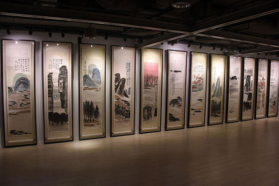 Ци Байши «Двенадцать пейзажей». 1925 Бумага, тушь. 180 × 47 (каждый).
 Poly International Auction, Пекин. 17.12.17. Цена: 931,5 млн юаней ($144 млн).