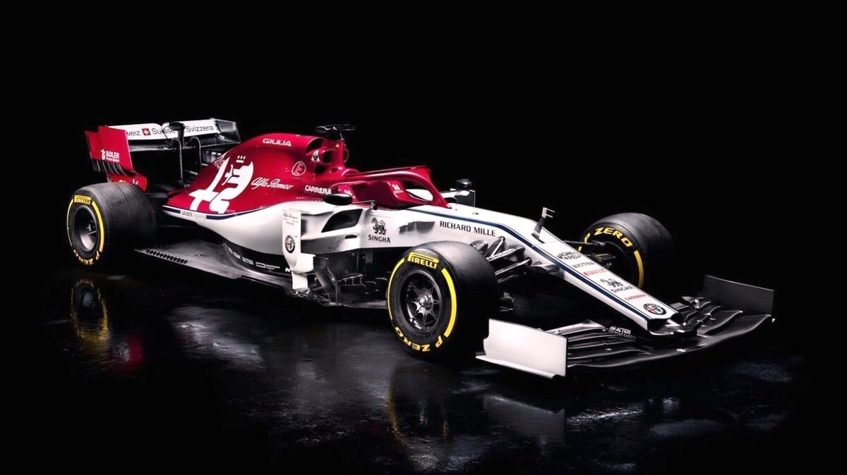 Болид Alfa Romeo C38 на предсезонной презентации, 2019 год.