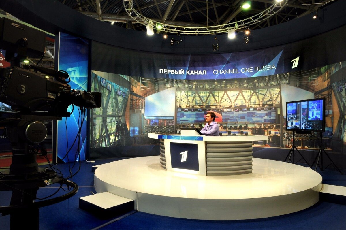 канал первый канал. малахов в рггу. почему 1 канала. фон студии новостей 1 канала. первый канал.