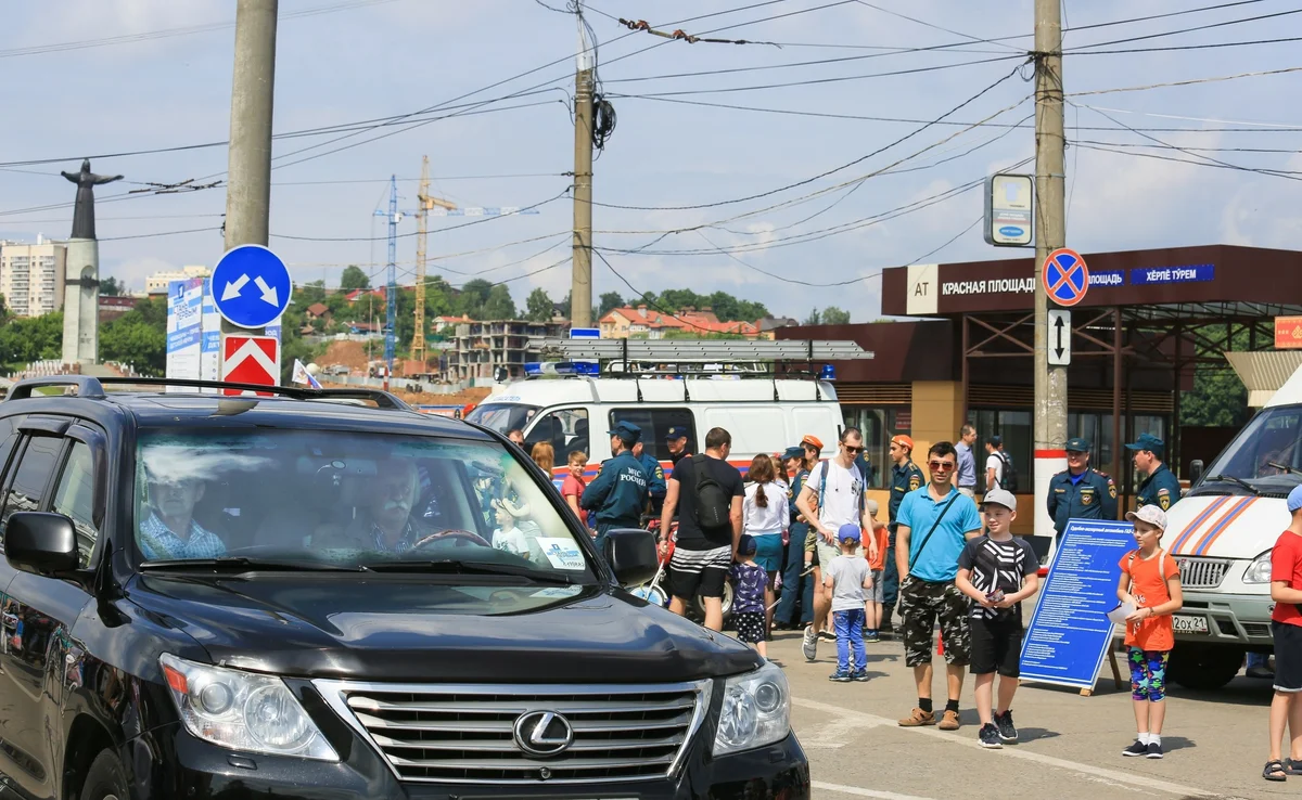 Якубович за рулём Lexus. Источник фото: zr.ru