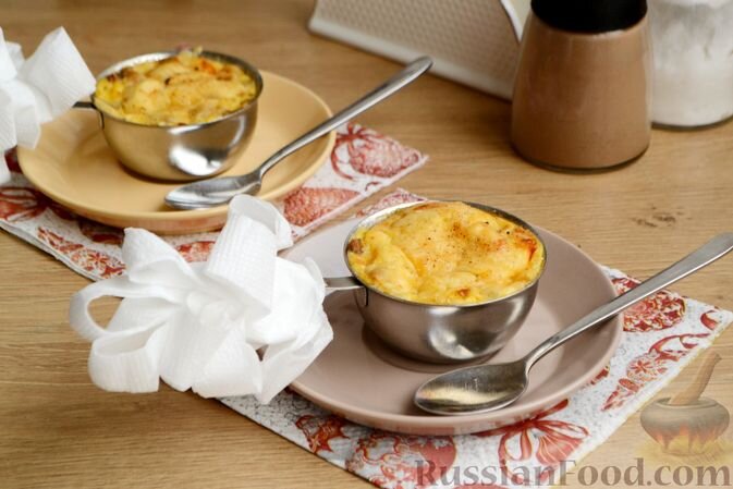 шампиньоны, молоко, яйца, масло сливочное, сыр твёрдый, лук репчатый, мука пшеничная, перец чёрный молотый, соль