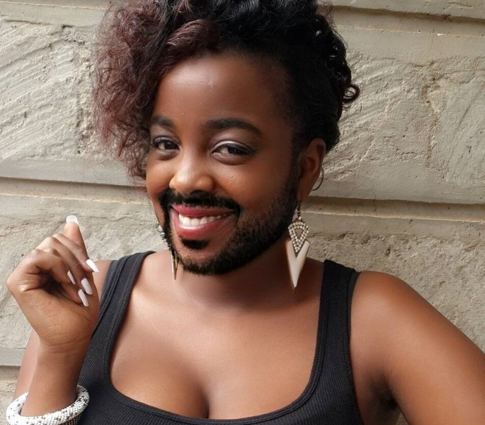 Официантка в кафе