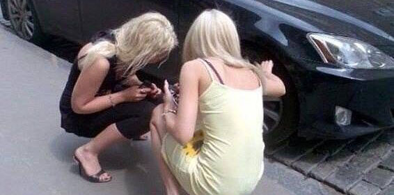 Даша у машинки колесико спустило,да Маша  но только снизу.