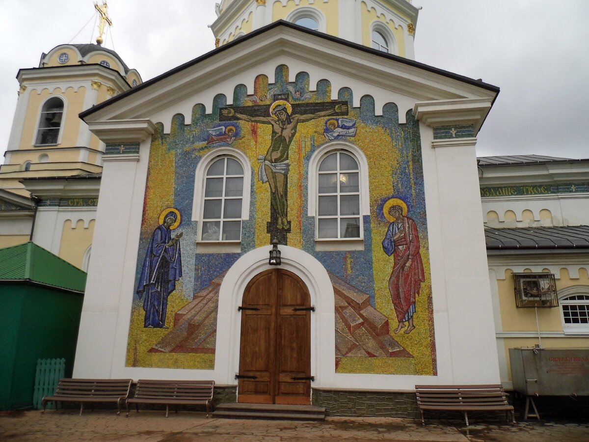Центральный вход в Свято-Троицкий  Собор.