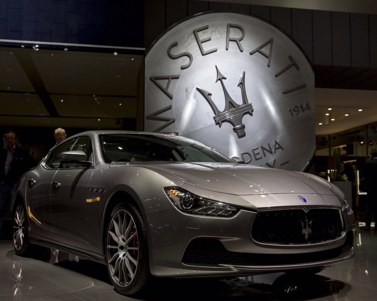 Продажи автомобилей компании на североамериканском рынке временно приостановлены. Со всеми владельцами брендовых машин пытаются связаться менеджеры дилеров. Замена неисправностей будет производиться в феврале.