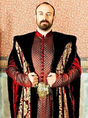 Султан Сулейман в начале сериала. Фото из открытого источника.