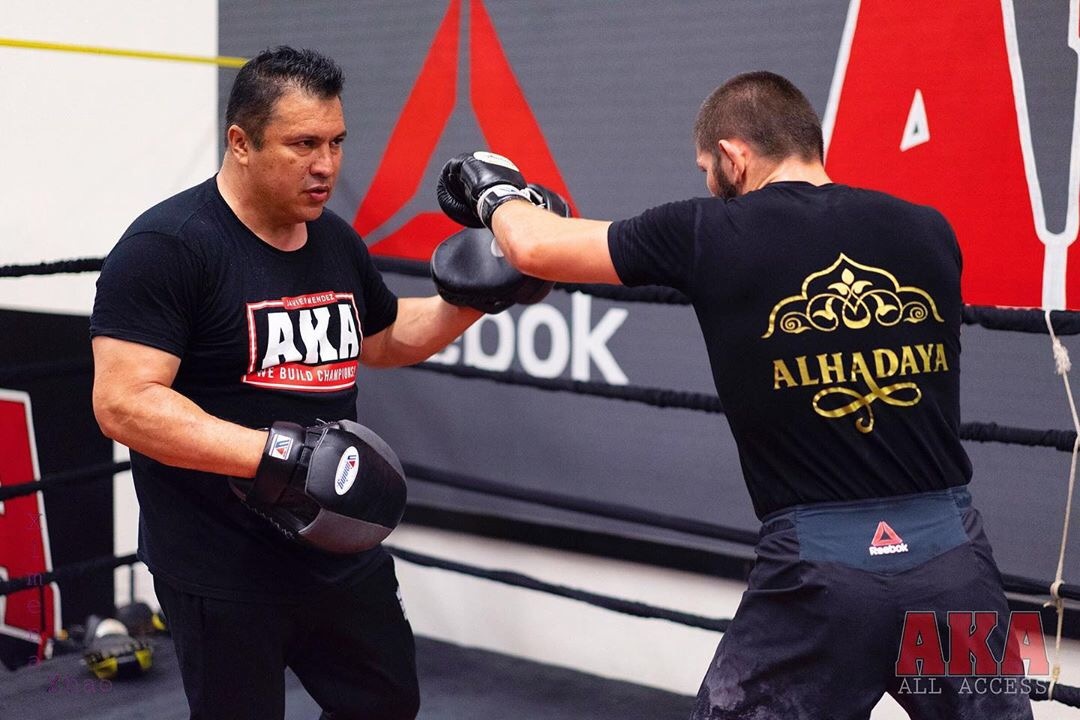 "Я думаю, что произойдет следующее: в UFC захотят устроить бой Хабиба против Конора. Они предложат провести этот поединок. После боя Хабиба с Тони Фергюсоном промоушен предложит поединок с МакГрегором. У Хабиба будет выбор: соглашаться на это или нет. 
 
Я не знаю, что думает по этому поводу Хабиб, поскольку сейчас он сосредоточен на Фергюсоне. На данный момент я не знаю, что будет дальше. Однако я понимаю, что этот сценарий будет реализован. Хабибу предложат бой с Конором. Не знаю, что будет делать Хабиб, так как он не расположен думать об этом поединке".