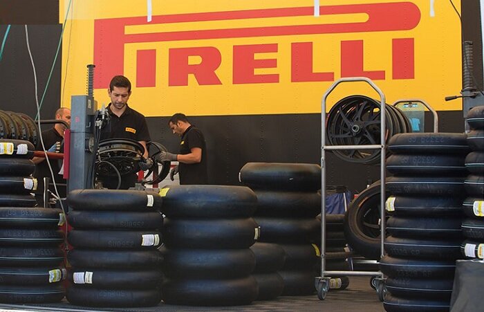 В World Superbike, Supersport, WorldSSP300 и в Yamaha R3 bLU cRU в качестве базовой комплектации станут использовать моторезину Diablo Superbike Slick, которая придет на смену нарезке, устанавливавшейся много лет на байках младших категорий. В WorldSBK также будут применены другие типоразмеры моторезины для задних и передних колес (200/65 и 125/70).