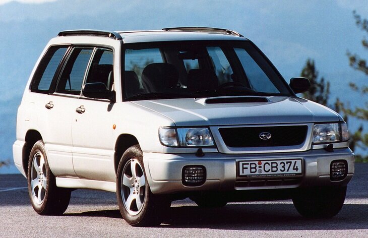   1 поколение (SF), 1997–2002   Subaru Forester первого поколения, дебютировавший в 1997 году, был спроектирован на платформе модели Impreza.