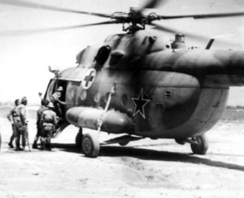 Погрузка раненых в Ми-8