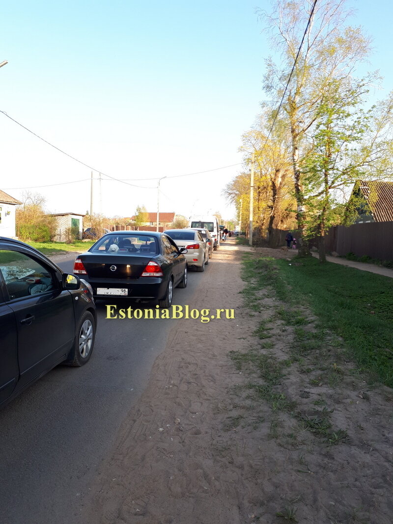 Очередь на границу по Госпитальной улице в Ивангороде