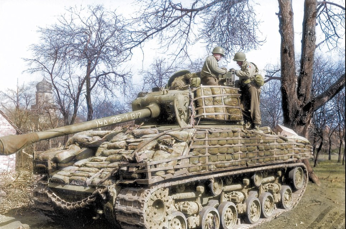 Танк M4A3 (76) W HVSS с усилением бронирования мешками с песком. Фото: Яндекс. Картинки