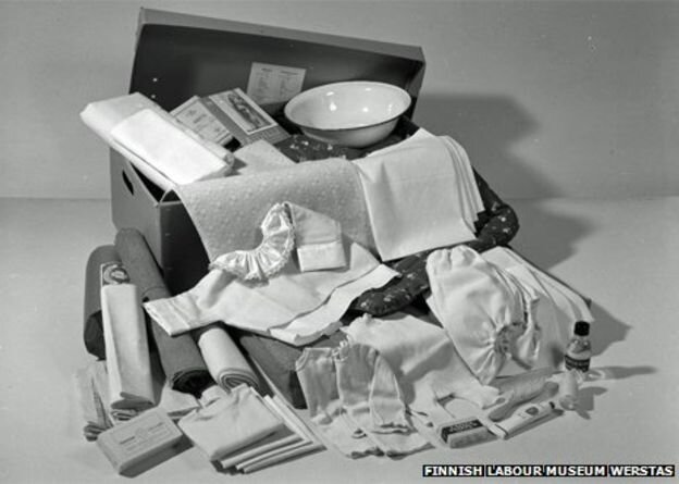 Раньше в коробку для новорожденных входил эмалированный таз