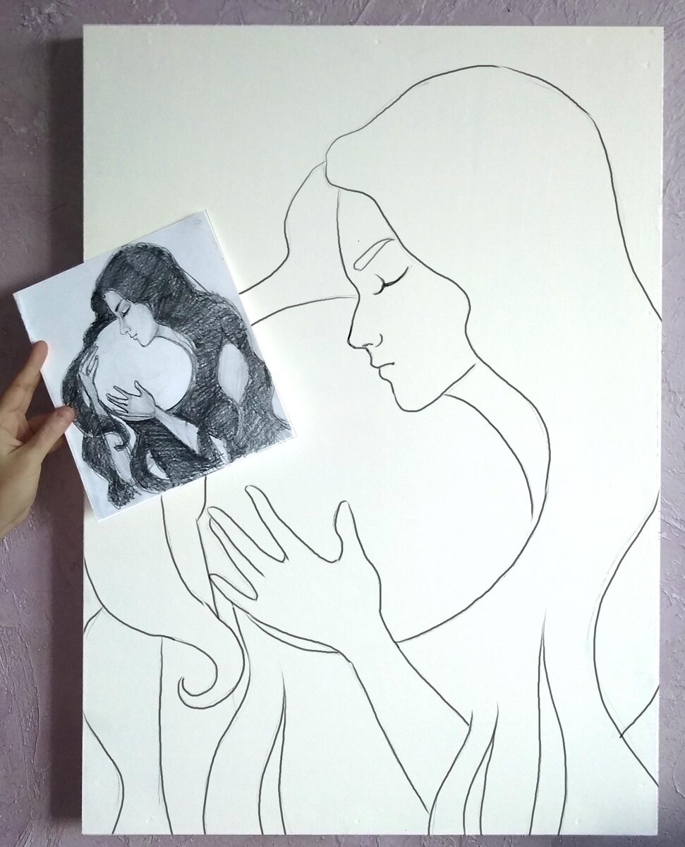 Поскольку рисунок на формате сделан карандашом, выглядят линии на фото почти незаметно с расстояния,поэтому  он обведен более заметной линией для демонстрации. В реальности рисунок не должен быть таким заметным, он нужен лишь для ориентира, иначе будет сложно перекрыть его краской, и работа может быть испорчена "вылезающими" линиями.