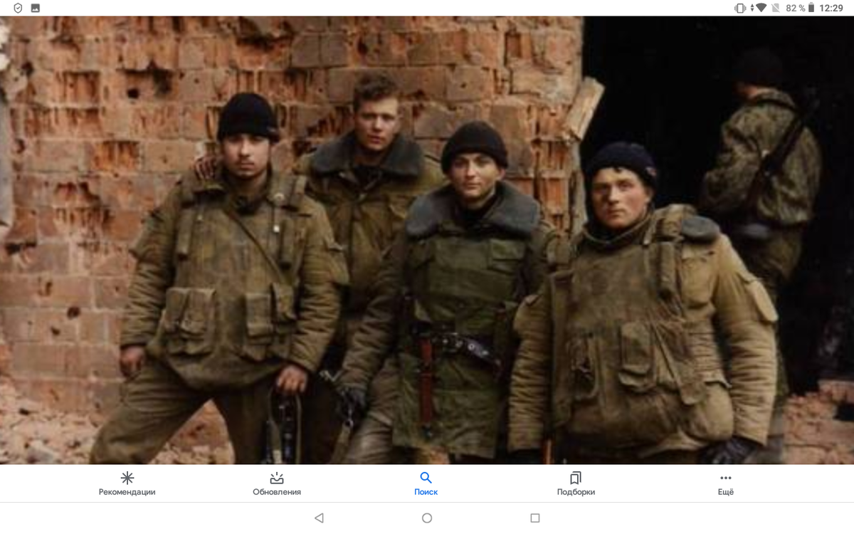  Любые войны выворачивают наизнанку и наши представления о действительности, и саму нашу речь. Но война, которую Россия вела в Чечне, отличалась особой гротескностью.

В 1994 г. президент Борис Ельцин из чисто конъюнктурных соображений направил российские войска, чтобы силой свергнуть сепаратистское правительство в Чеченской республике на юге страны. Официально в задачу военных входило 'восстановление конституционного порядка' и 'разоружение бандформирований'. Однако корреспондентам, освещавшим этот конфликт, было ясно: ельцинское решение приведет к катастрофе - прежде всего потому, что российские вооруженные силы представляли собой пугающее скопище недисциплинированных людей.

Эти солдаты не только не восстановили 'конституционный порядок': они нарушили все статьи молодой российской конституции, устроив оргию грабежей, насилия и убийств в регионе, считавшемся частью их собственной страны. В 1995 г. я встретил молодого чеченца-бизнесмена; он объяснил мне, каким образом армия выполняла вторую часть ельцинского приказа - о 'разоружении' населения республики. Порывшись в собственном шкафу, он вытащил пачку стодолларовых банкнот (всего в ней было 5000 долларов). По его словам за эти деньги он договорился купить у двух солдат партию оружия с военного склада - снайперские винтовки, гранатометы и боеприпасы (естественно, все это должно было попасть в руки чеченских инсургентов).

В 'Войне одного солдата' - воспоминаниях о своей армейской службе - Аркадий Бабченко подтверждает, что эта торговля цвела в те времена пышным цветом. Он описывает, как двоих новобранцев избивали, пытали, а затем изгнали из его части за то, что они торговали патронами через дыру в заборе военного городка, чтобы купить водки. Впрочем, их вина была не в продаже оружия врагу, а в том, что они - новички:

'Мы не смотрим на избиение. Нас били всегда, и мы давно уже привыкли к таким сценам. Мы не очень-то жалеем пэтэвэшников. Не надо было попадаться. . . Они слишком мало пробыли на войне, чтобы продавать патроны - это позволено только нам. Мы знаем, что такое смерть, мы слышали ее свист над головой, видели, как она рвет тела на части. Мы вправе нести ее другим, а эти двое - нет. К тому же эти новобранцы пока чужие в нашем батальоне, они еще не стали солдатами, не стали одними из нас.

Но больше всего в этой истории нас огорчает то, что теперь мы не сможем пользоваться щелью в заборе'.

Подобные эпизоды в 'Войне одного солдата' напоминают 'Уловку-22' (Catch-22) или, если говорить о русской литературе - жестокую иронию 'Конармии': рассказов Исаака Бабеля о советско-польской войне 1919-21 гг.

Перед тем, как попасть на войну, Бабченко освоил азбуку Морзе, но стрелять его не научили. Его и других призывников систематически избивали и унижали старослужащие; они меняли свои ботинки на пироги с капустой, устраивали роскошное пиршество, поймав бродячую собаку; их переполняли ненависть и злоба на весь мир:

'Мы стали опускаться. Неделю не мытые руки растрескались и постоянно кровоточили, превратившись от холода в сплошную экзему. Мы перестали умываться, чистить зубы, бриться. Мы уже неделю не грелись у костра - сырой тростник не горел, а дров в степи достать было негде. И мы стали звереть. Холод, сырость, грязь вытравили из нас все чувства, кроме ненависти, и мы ненавидели все на свете, включая самих себя'.


Эта книга - местами страшная, местами грустная, местами смешная - заполняет серьезный пробел, показывая нам чеченскую войну глазами российского солдата, обладающего литературным даром. Однако постепенно череда жестоких эпизодов начинает вызывать раздражение у читателя, знакомого с политической жизнью России. Конец первой войны, двухлетняя пауза, начало второй - обо всем этом едва упоминается. Книга превращается в рассказ о 'вечной войне', и видим мы ее только в восприятии автора и других солдат из его роты.

Мы так и остаемся в неведении о причине, по которой Бабченко, участвовавший в первой чеченской войне 1994-1996 гг. в качестве призывника, в 1999 г. уже добровольцем отправился на вторую войну. Но это, впрочем, не самое тревожное упущение автора. Куда примечательнее, что, в отличие от своего незадачливого предшественника Бориса Ельцина, президент Владимир Путин ни разу в книге не упоминается. Также за рамками повествования остается и гражданское население Чечни. 'Чеченцами' солдаты называют врага - мятежников-боевиков. Сам Бабченко испытывает нравственную муку, узнав, что от наведенного им артиллерийского огня погибла восьмилетняя девочка и ее дед. Но, как правило, в его рассказе сквозит странное равнодушие к страданиям мирных чеченцев, ставших главными жертвами ельцинско-путинской войны.

Война - не просто тяжелый жизненный опыт, приобретаемый молодыми людьми. Это еще и испытание общества на прочность, вынуждающие граждан задаваться вопросом - могут ли они доверить власти право нести другим смерть от своего имени. И этого вопроса в своих душераздирающих, но несколько эгоцентричных мемуарах Бабченко вообще не касается