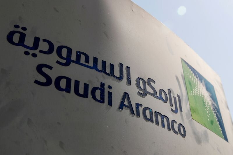 Логотип Saudi Aramco изображен на нефтяном заводе в Хураисе