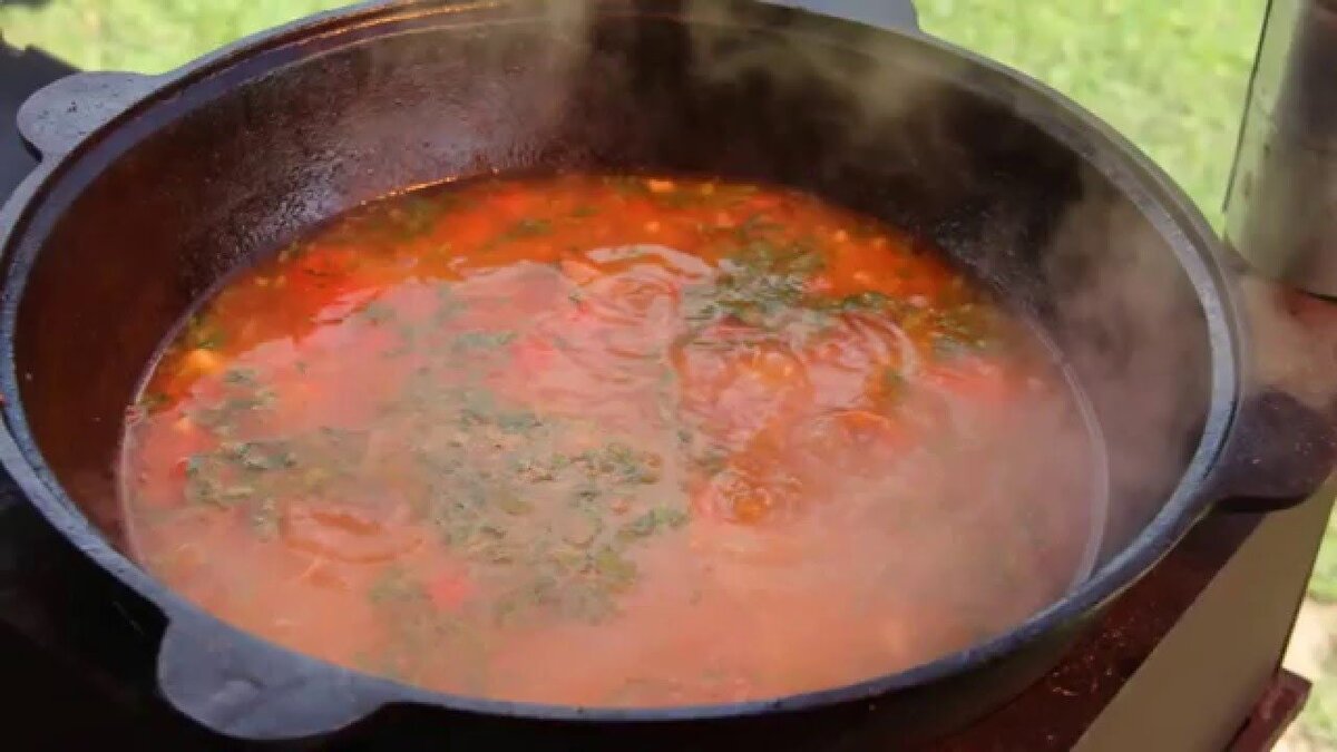 Гороховый суп с копченостями в казане на костре рецепт с фото