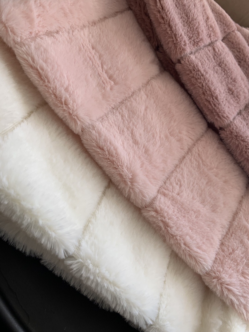 Женщины мерзнут чаще, чем мужчины из-за особенностей системы терморегуляции организма. Рассказываем, как пережить холодный сезон комфортно, особенно если совет одеваться теплее не спасает. 
✅Разнообразить рацион

Ешьте цельнозерновые каши, они ускоряют пищеварение и мозговое кровообращение, особенно овсяная и гречневая. Включите в рацион нерафинированные масла, жирные сорта рыбы, бананы и картофель. Благодаря содержанию витамина Е, Омега-3 и калия эти продукты разгоняют кровь в периферических сосудах, и организм генерирует больше тепла. Острые пряные специи — корица, черный, красный и белый перец, имбирь — обладают сосудорасширяющими свойствами. А для укрепления сосудов нужно есть продукты, богатые биофлавоноидами: малину, чернику, черешню, клюкву, землянику и виноград (чем темнее ягода, тем больше в ней полезных веществ). Свежие ягоды зимой стоят дорого и продаются не везде, используйте замороженные — в них сохраняются полезные свойства.

✅Активно двигаться

Многие считают, что для сохранения тепла надо уменьшить энергоотдачу и замедлить темп. Это неправильно! Тепло сохраняется тогда, когда человек активно его производит. К тому же мышцы аккумулируют энергию и тепло гораздо лучше жира (последний — скорее теплоизолятор). Хорошим вариантом станут занятия в спортзале или дома: так вы не только согреетесь, но и укрепите мышцы. А если не любите спорт, замените часы упражнений любимой физической активностью: отлично подойдут прогулки на свежем воздухе или игры с детьми.

✅Больше пить

Зимой пить хочется меньше, чем в летнюю жару, а недостаток жидкости в организме закономерно снижает объем крови, в результате чего человек мерзнет. Необязательно пить только чистую воду: это как раз тот случай, когда стакан воды можно заменить тарелкой горячего бульона или чаем с лимоном. Кофеин расширяет сосуды в миокарде, почках и мускулатуре, но при этом сужает капилляры большинства внутренних органов, в том числе головного мозга.

✅Закаляться

Контрастный душ — процедура, которая помогает взбодриться, подтянуть кожу, уменьшить проявления целлюлита и наладить терморегуляцию. Если вы не готовы сразу вставать под горячий и холодный душ, начните с простой гимнастики для сосудов — ванночек для рук. Для этого понадобятся две ванночки: с горячей (не более 40 градусов) и холодной водой, в каждой из которых нужно держать руки по 10 минут, повторяя процедуру несколько раз.

✅Уменьшить стресс

Только выглянули в окно или услышали прогноз погоды, как сразу по телу побежали мурашки? Значит, настроили себя на холод, и организм сработал рефлекторно. Как правило, такие симптомы длятся недолго. Если же вы никак не можете согреться даже в теплом помещении, причиной может быть психосоматика: ощущение холода без видимых причин говорит о том, что человек не может расслабиться и сдерживает свои чувства. Постарайтесь меньше напрягаться и чаще проводить время за любимым занятием.