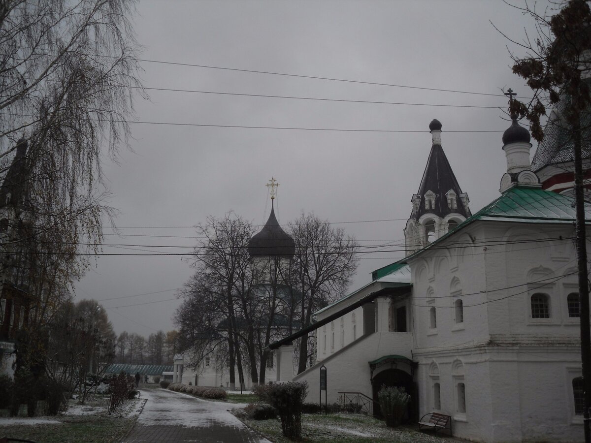 Покровская церковь - та, что справа