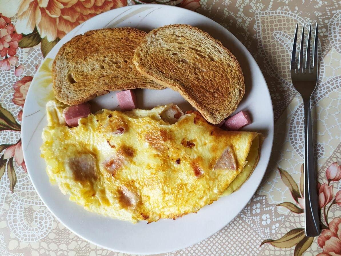 Омлет с жареной колбасой, зеленым луком и укропом