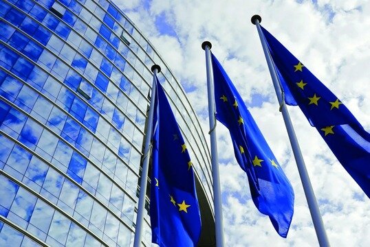Границы стран Евросоюза могут оставаться закрытыми в течение двух лет, заявил председатель Центрального штаба по преодолению кризисной ситуации в связи с распространением коронавируса в Чехии, замминистра здравоохранения республики Роман Прымула, передает ТАСС.

