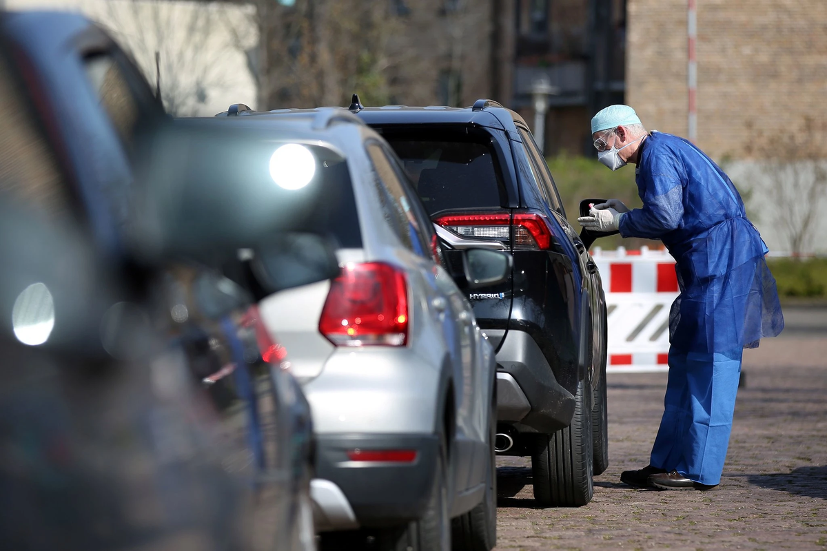 Тестирование в Галле. Немцы выполнили намного больше тестов, чем любая другая европейская страна. Источник: Ronny Hartmann/Agence France-Presse — Getty Images