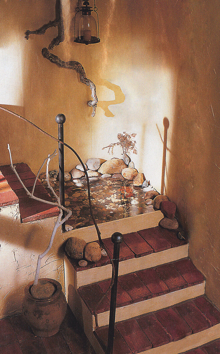 Ручей на открытой площадке на лестнице до такой степени необычен, что пока не прикоснешься к нему, создается полная иллюзия движения воды