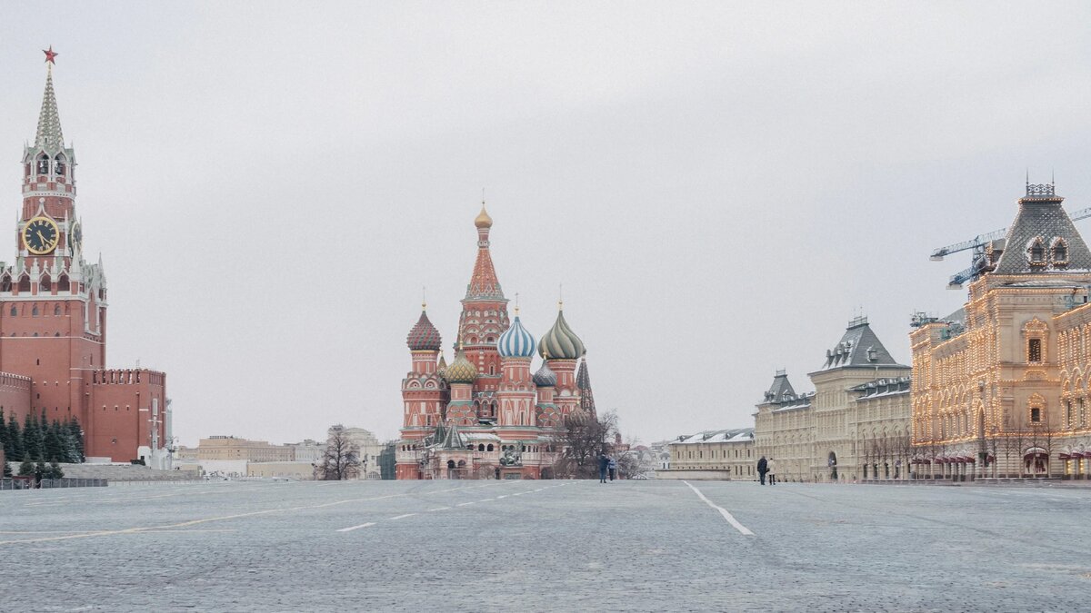 На второй день самоизоляции в Москве Красная площадь почти опустела в то время, когда она обычно была переполнена туристами.