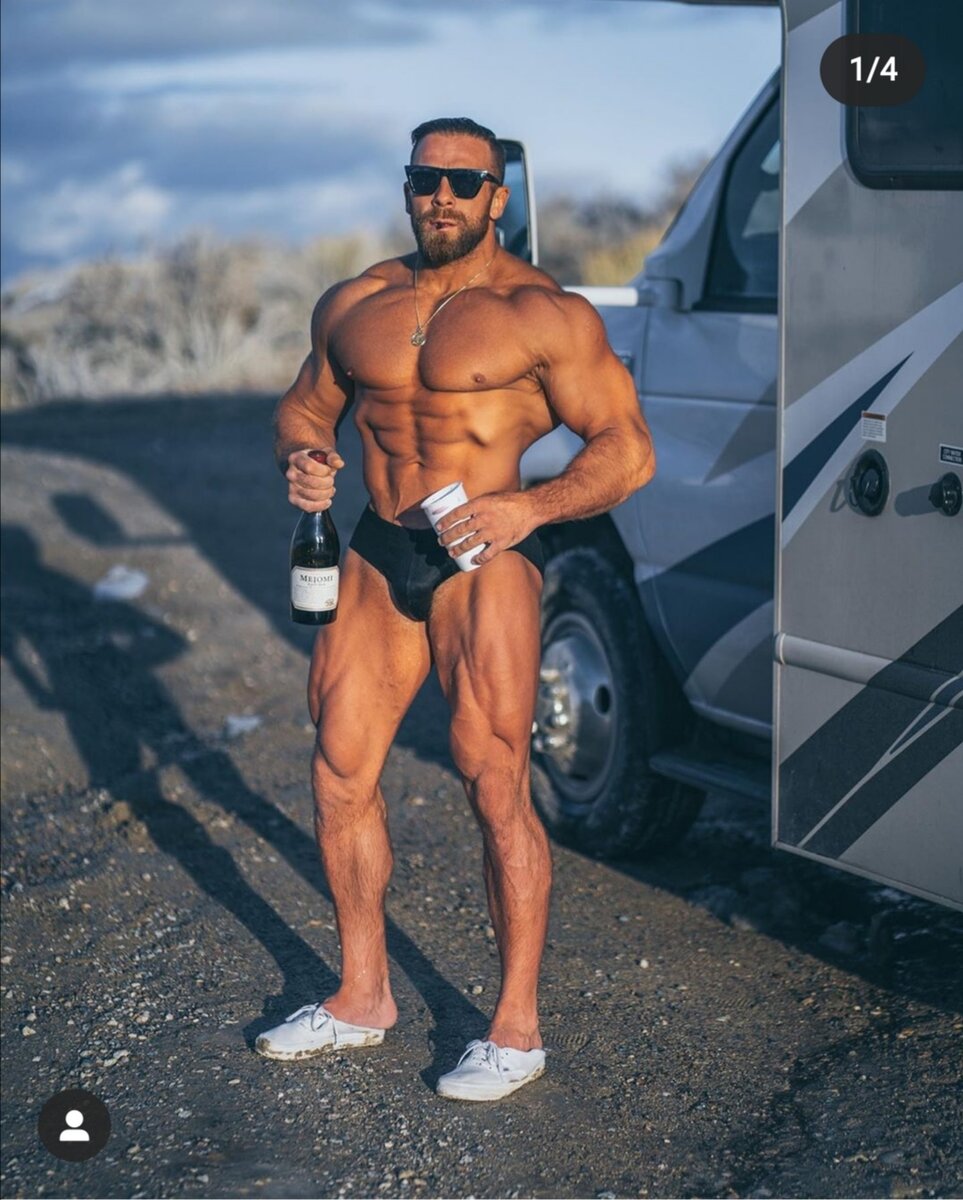 Бодибилдер Артем Иванов