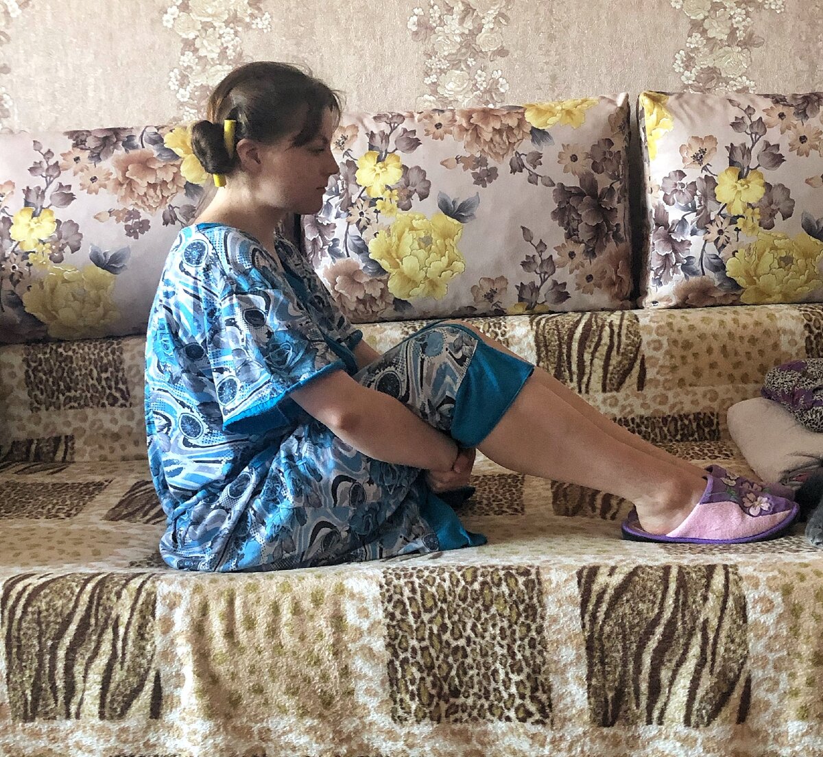 Исключительно для иллюстрации я в голубом не очень новом халатике, маминых тапочках и с бигуди.