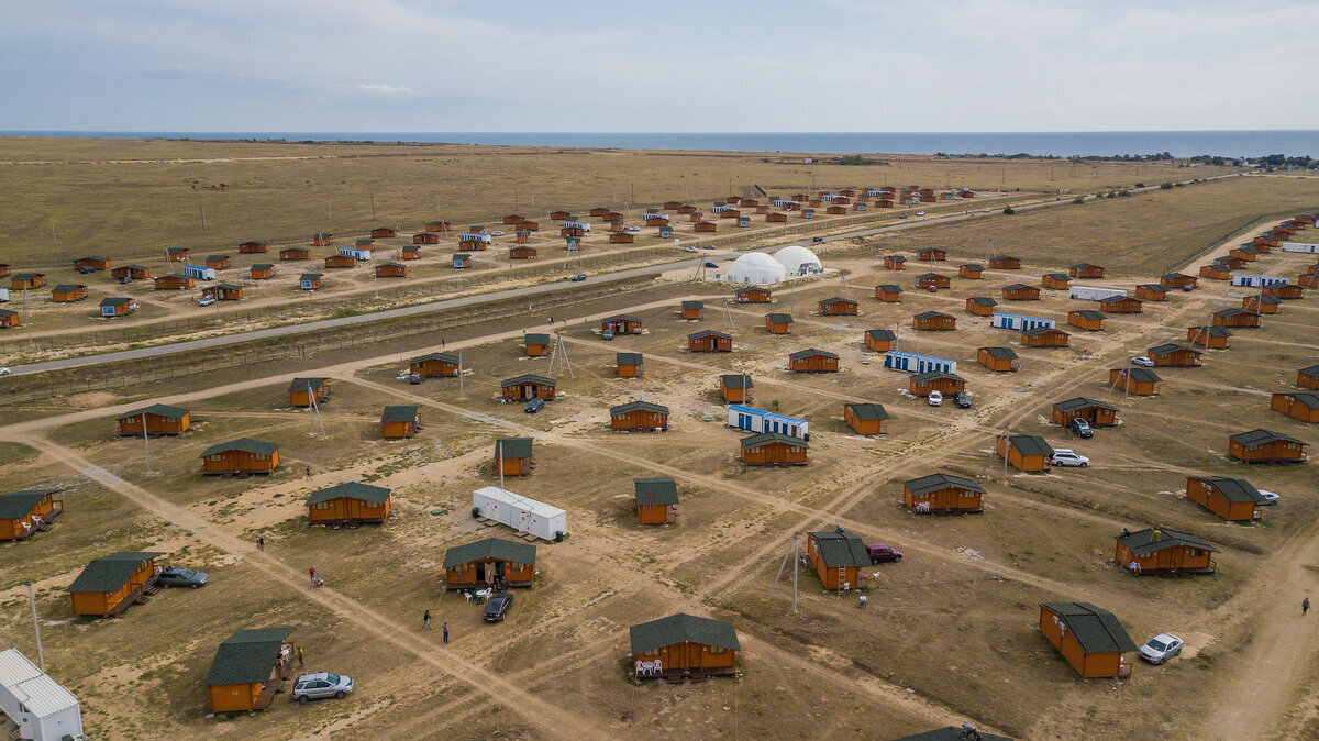 1 из 2Кемпинг «Оленевка Village» и Тарханкутский маяк. Автор фото: Павел Смирнов ©