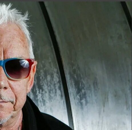 Этот день также связан с человеком на фото, угадай кто он, в качестве ЭКСТРА подсказки, прикреплена песня. 