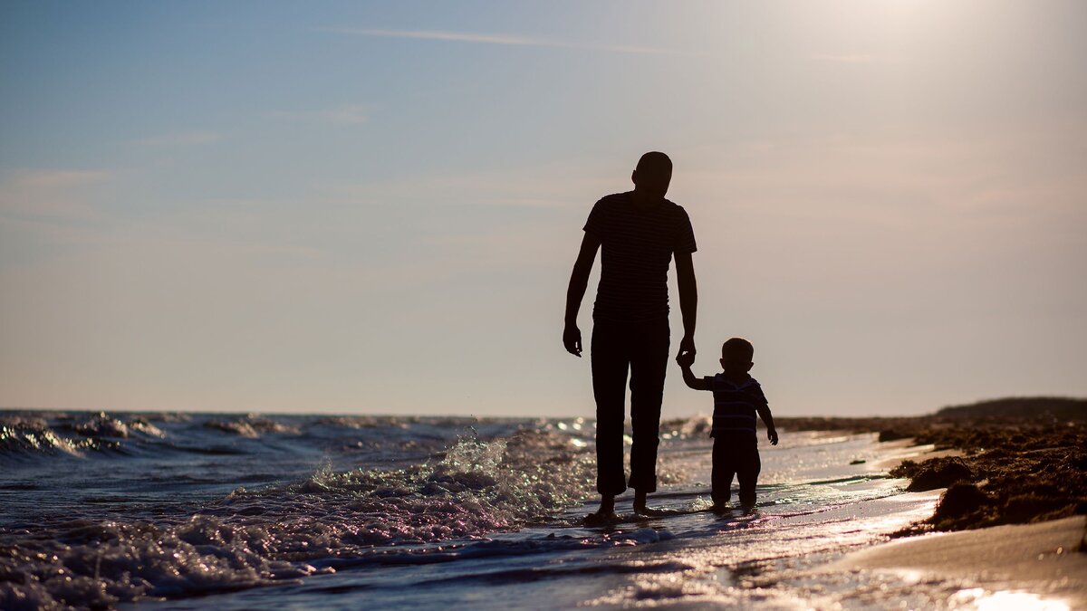 дети с папами. папа обнимает сына. отец и сын 17. отец и сын подросток. детям о папе.